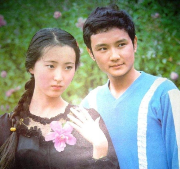 2007年，在陈晓旭离世的时候，大家给欧阳奋强打电话通知。没想到电话一接通就被挂