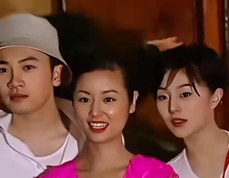 当年看林心如穿那件玫红色无袖上衣，才算真切体会到这颜色有多难驾驭，难怪以前那位服