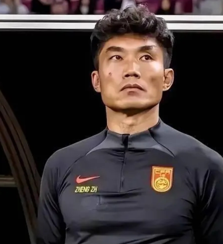 郑智和久尔杰维奇相比，谁出任临时国足主帅征战东亚杯更靠谱？

1、论球员熟悉程度