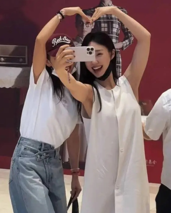 李冰冰管乐手挽手看舞剧，贴脸比心自拍感情超好。
