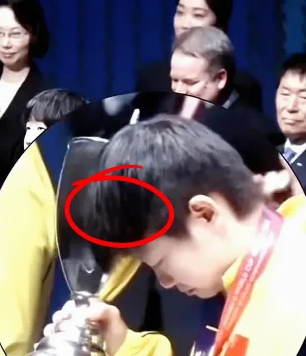 莎莎这一低头，瞬间看得人心里直泛酸，想哭……
 
在巴奥领奖台上，莎莎接过奖