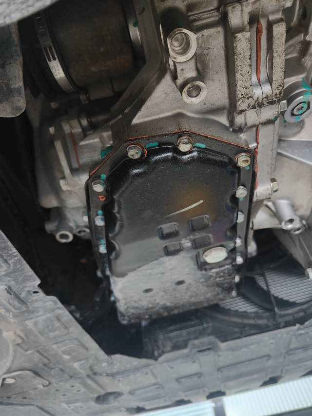 23款吉利帝豪变速箱渗油情况
23款吉利帝豪。冠军款 尊贵型，在4儿子店首保的时