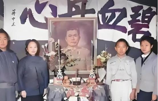 1949年，国军中将邱清泉战死后，他的妻子叶蕤君来不及哀痛就慌不迭地带着孩子们南