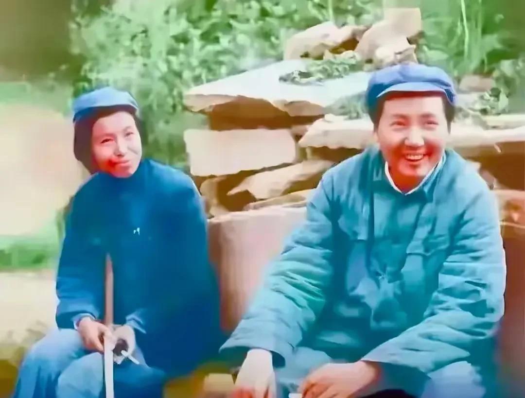 在陕北那片饱经沧桑的土地上，毛主席如同一座巍峨的山峰，屹立于时代的风暴之中。
胡