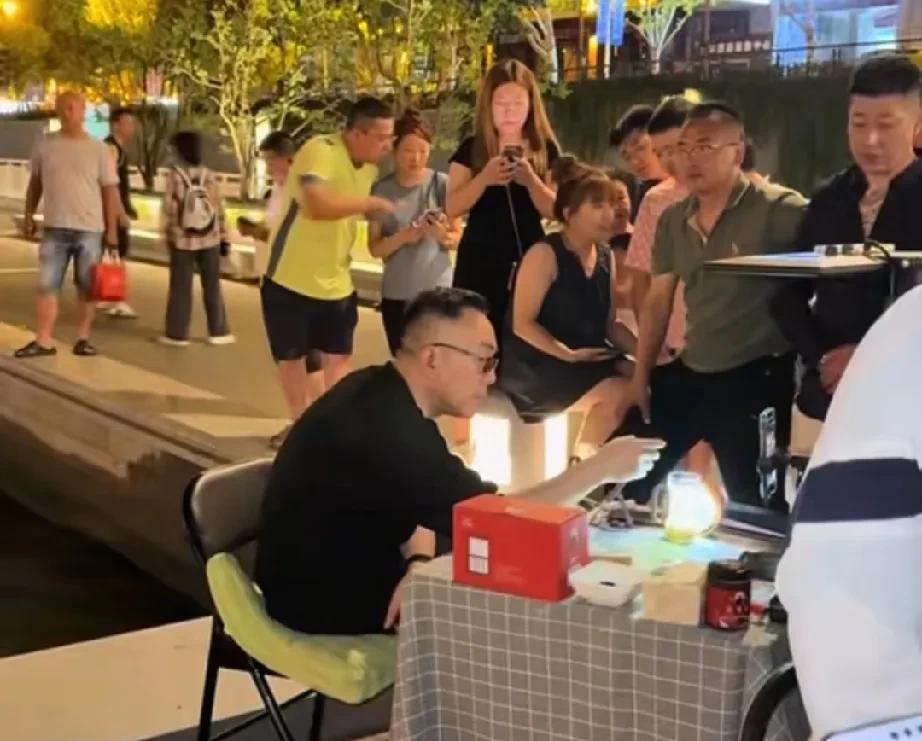 七月风波一周年，杨老五再次开启了海河直播。这个事情早就预告过了，当时的杨老五很嚣