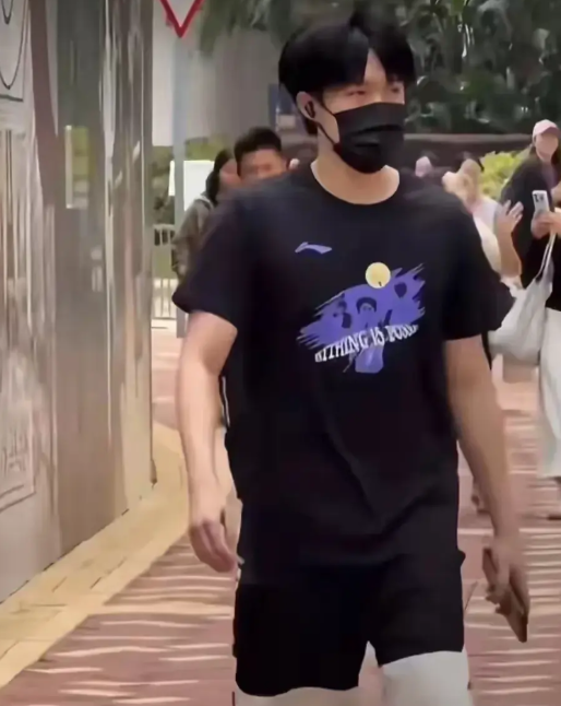 王楚钦输了球，今天就出来逛街了。

有关注国乒的就知道，他们的行程实在是太密太满