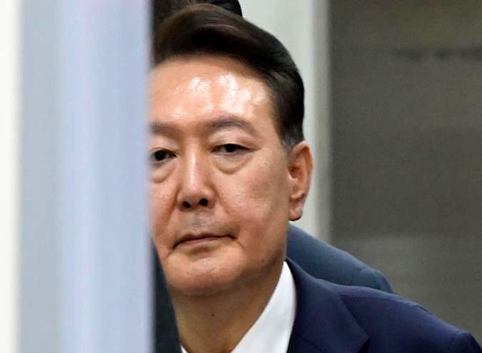 前总统今天被带走了
 他拒了两次，终究还是没逃掉
在首尔拘留所门前，当特别检察组