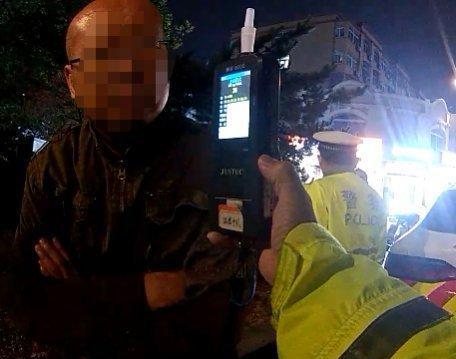 “醉”上加“罪”！



5月7日夜，济南市历城区清河北路，一场针对酒后驾车的例
