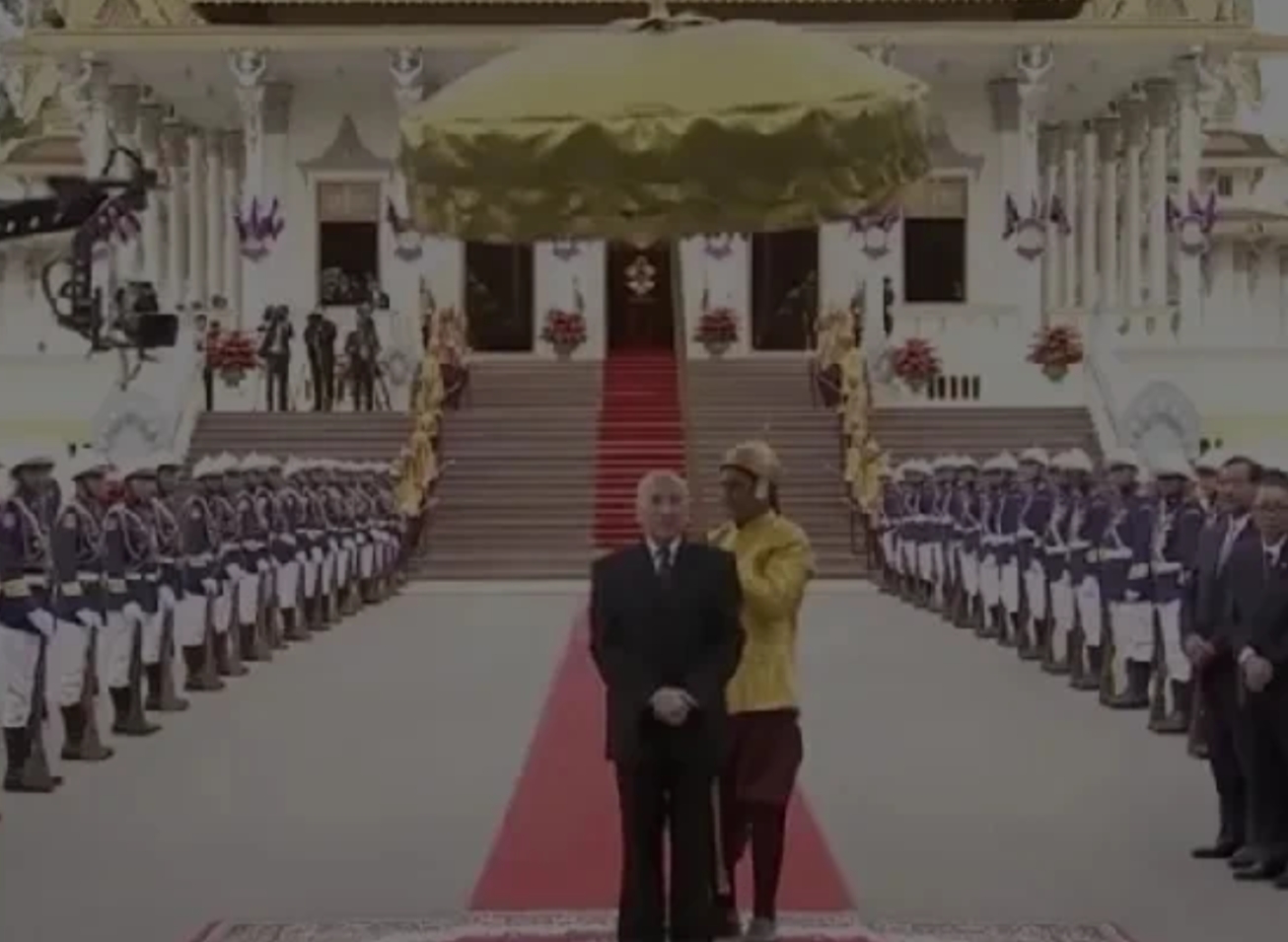 一觉醒来，忽然看到柬埔寨国王西哈莫尼在柬金边王宫参加重要活动的现场画面。我们注意