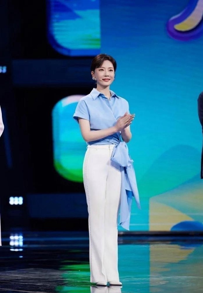 陈数的气质真的封神了！优雅又大气，自带强大气场，放眼望去真没谁能比得过～ 