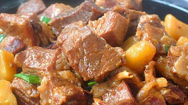 秘制红焖牛腩：软糯香浓的家常美味