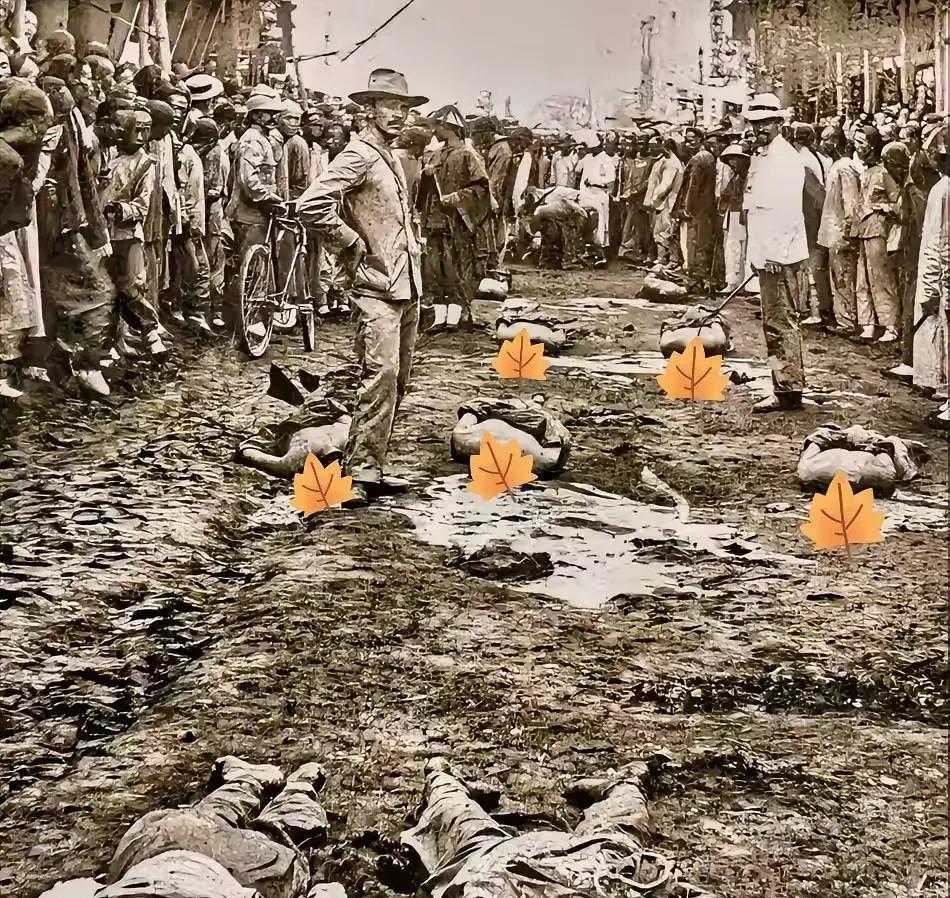 1900年，西方记者镜头下的清末街头一次公开行刑，刽子手麻利的斩下受刑者首级，将