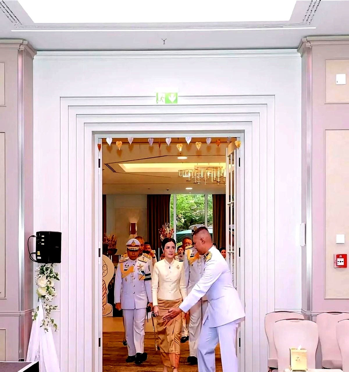 诗妮娜加冕盛典





---





天呐！你敢相信吗？泰国一个普通姑娘，