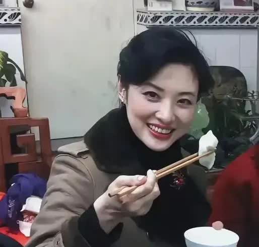 周涛长的太美了！比董卿还要美，是所有主持人中最美最有气质，最接地气，是所有男人心