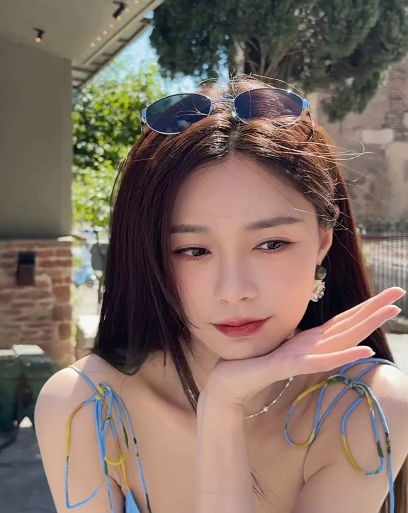 沈梦辰的夏日妆造，状态还是很不错的！