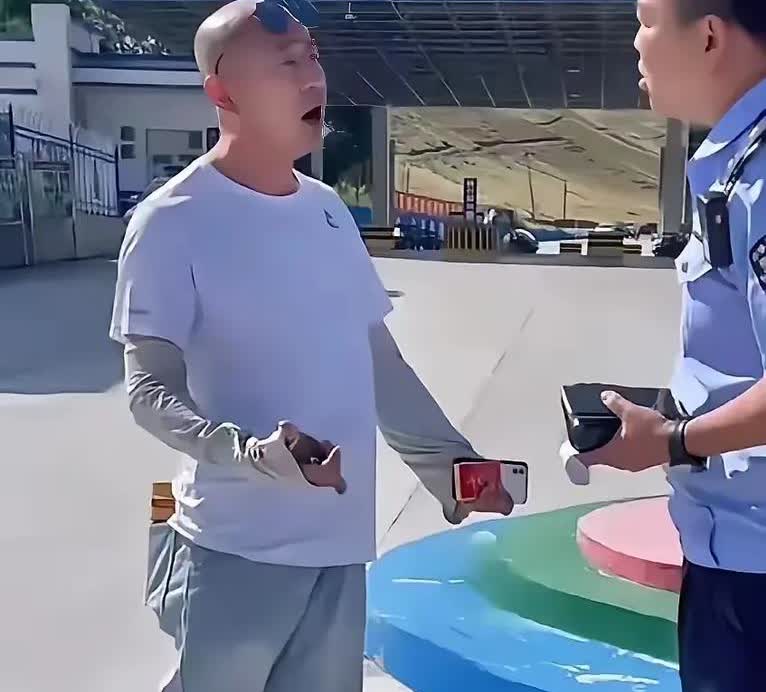 有钱真的能为所欲为吗？
在独库公路上违反交通规则的一位男子，在接受警察的交通安