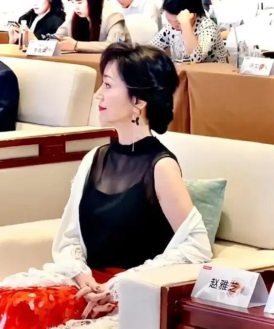 71岁的老人，还穿这样的透视，
是不是不合适呀？
还是那种古典旗袍适合她，既显身