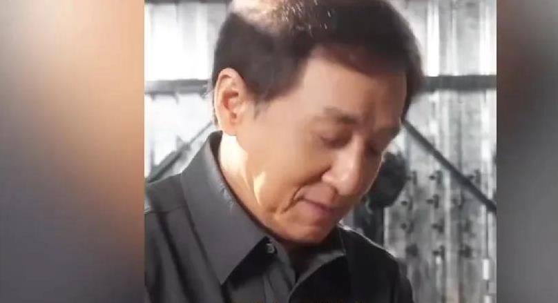 71岁成龙剧组“囧”了！老花发作道具看不清，皱纹藏不住岁月刀！
大哥真拼！71岁