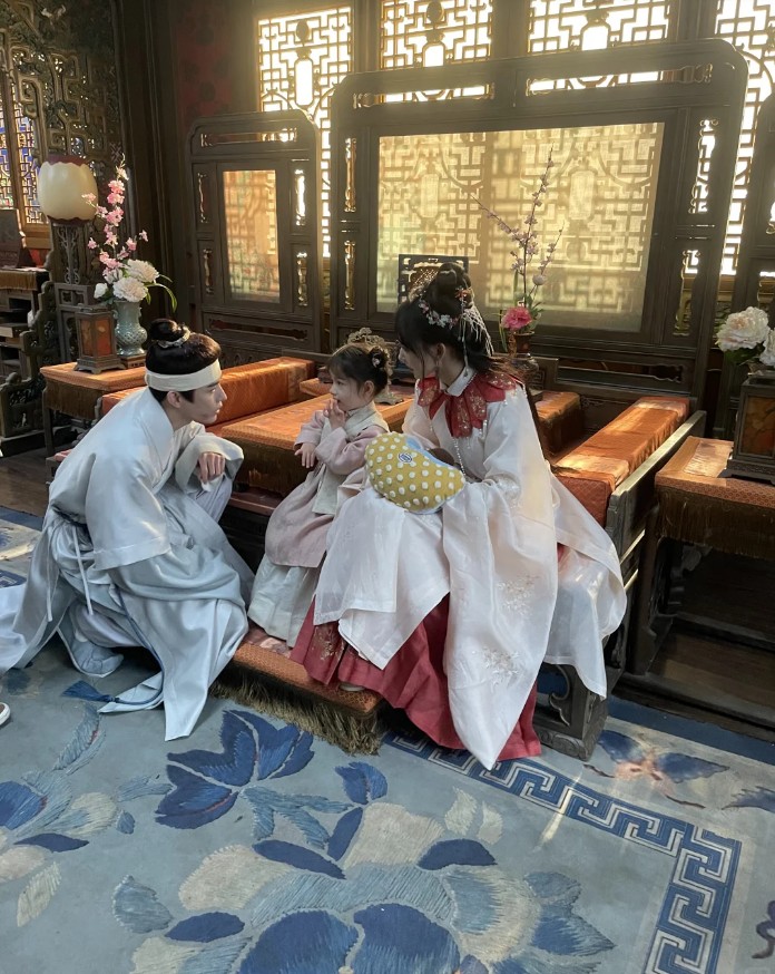 荣家二小姐幸好是个女人，要是男人，非得被观众骂发财了呀。
联合外人暗害自家堂妹，