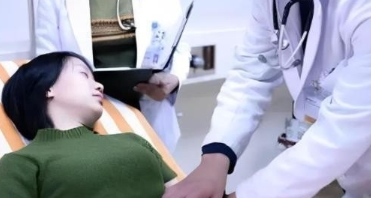 太过分啦！明明是自己被占了便宜，凭啥还得自己赔钱？湖南长沙，一女子患痔疮，男医生