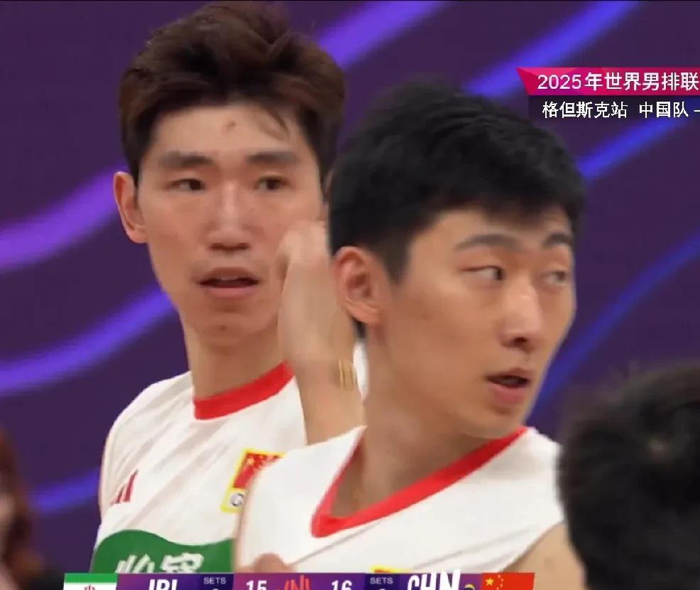 【李咏臻连续挽局点失误送分，中国男排26-28丢局】
中国男排对伊朗第一局，中国