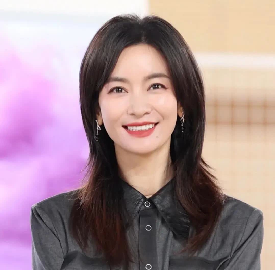 我问我闺蜜，你觉得李晟会是今年浪姐的总冠军吗？

闺蜜毫不迟疑地说，绝对不可