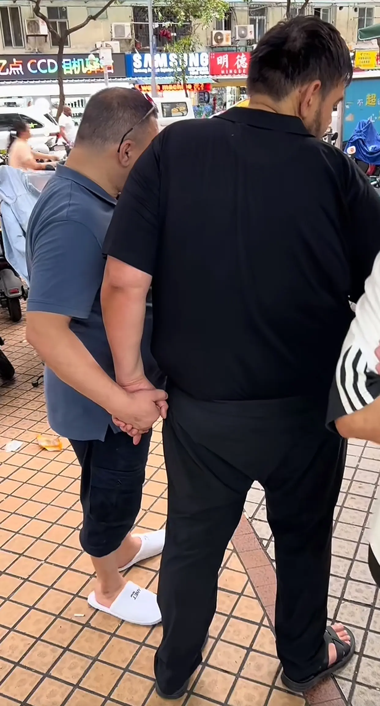 这二人是什么关系，想问一下他们，又怕挨打😄