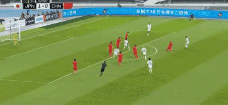 下半场再丢一球！国足0-2落后！
这个球不得不说国足确实是顶不住对手的进攻了。抢