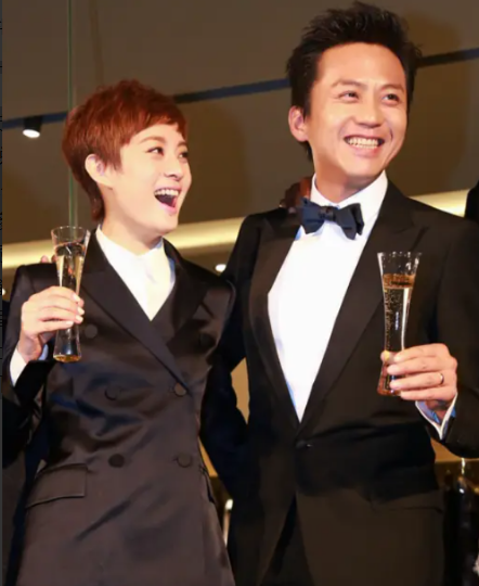 有一次，记者问邓超：“孙俪拍吻戏你介意吗？你最不喜欢她跟哪位男演员拍吻戏？”这个