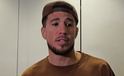 NBA常规赛，太阳121-98战胜鹈鹕。赛后，德文-布克接受了采访，谈到了本场命