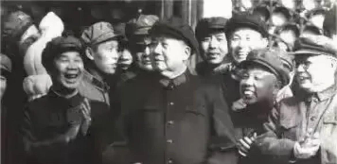 上世纪六十年代，毛主席在天安门城楼参加活动，被开国将军们簇拥着，十分的具有感召力