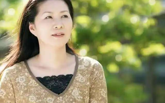 丈夫车祸去世三年后，女子见到了一个和自己亡夫长得一模一样的男人，查清他身份后崩溃了