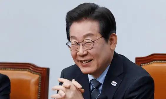 李在明示好朝鲜
当地时间6月15日，李在明公开喊话朝鲜，他承诺将会化解危机，开辟