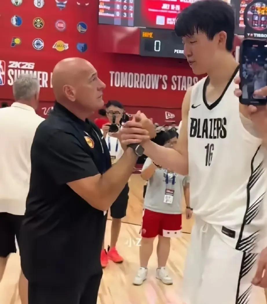 火箭队教练赛后专门找到杨瀚森！
火箭队：杨，开拓者不适合你，你还年轻。
杨：我没