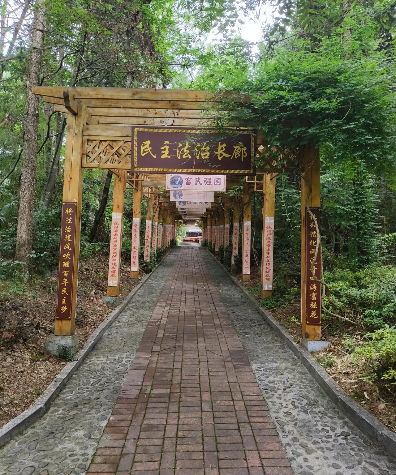 有精神疾病的，真的要加强管控。
看新闻，南昌一有精神疾病诊疗史的男子持剪刀对两女