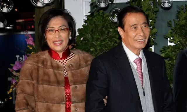 1985年，李兆基与刘惠娟离婚。离婚后，李兆基给刘惠娟购豪宅、建佛庙，记者就问他