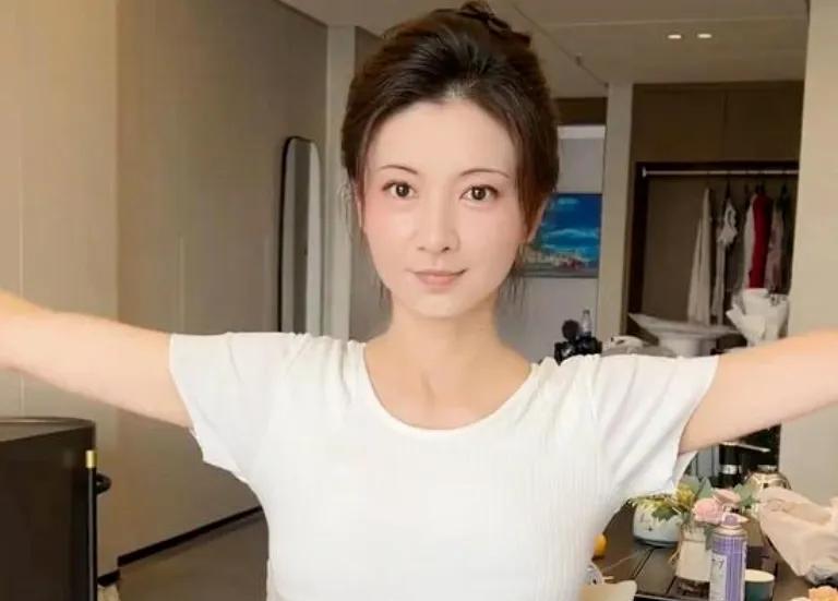谁能想到，《甄嬛传》里端庄到走路都不带动多余步子的沈眉庄，最近竟在短视频里吆喝起
