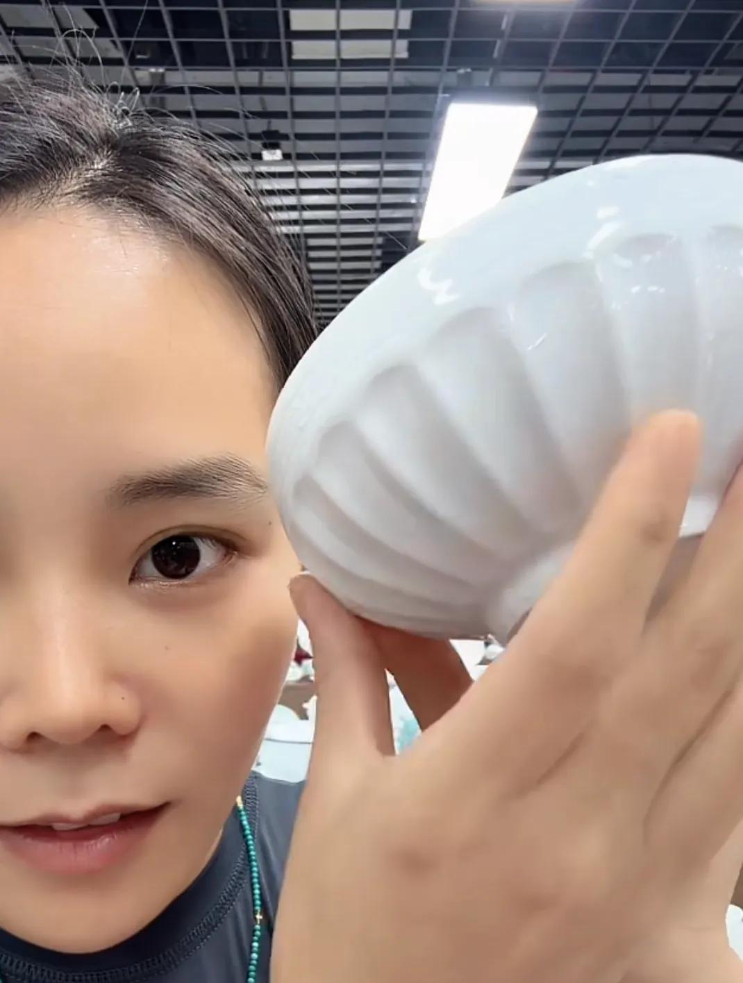 熊磊说，今天我们卖的全部是高端！
熊磊与一木又来到另一家的陶瓷店，
两个人配合着