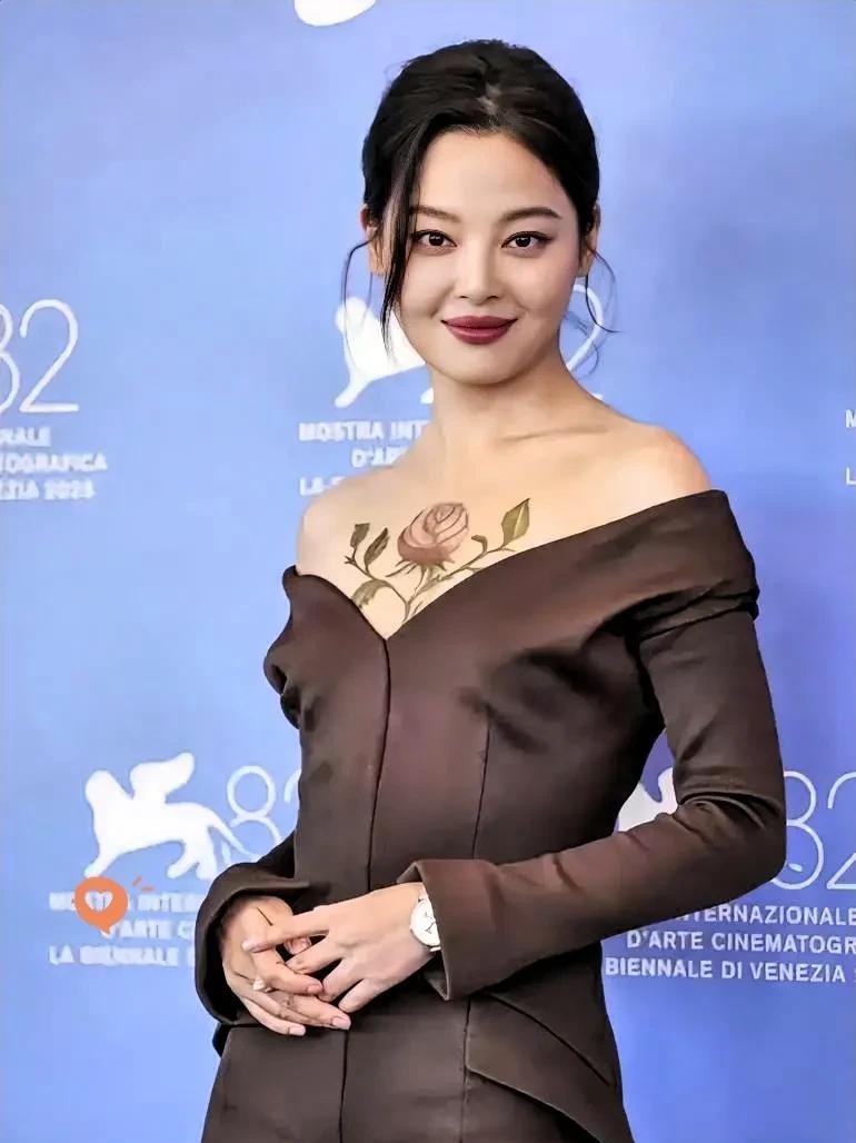 发现一个玄学，
只要是辛芷蕾出席的活动，
不管是国内还是国外，不管是主办方还是嘉