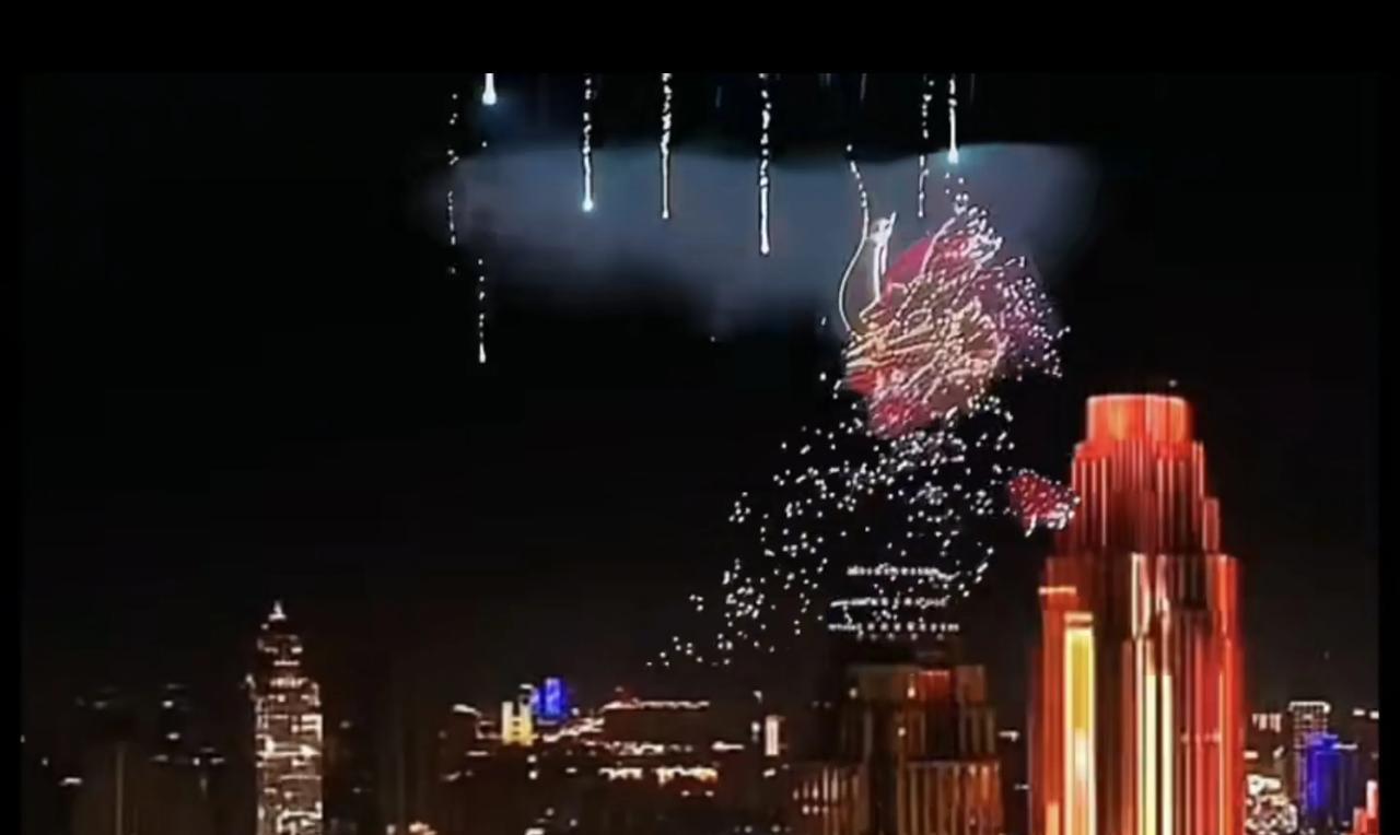 天津市海河夜景太美了！
今年天津聚焦海河“一轴”核心地带，提升光环境，勾勒出特色