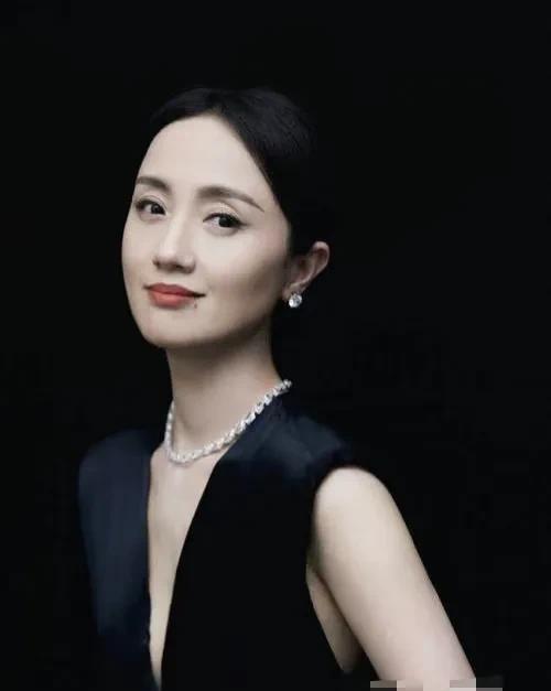 朱媛媛：从最佳女主到黄金配角。在演艺圈，朱媛媛是独特的存在。1998年，《贫嘴张