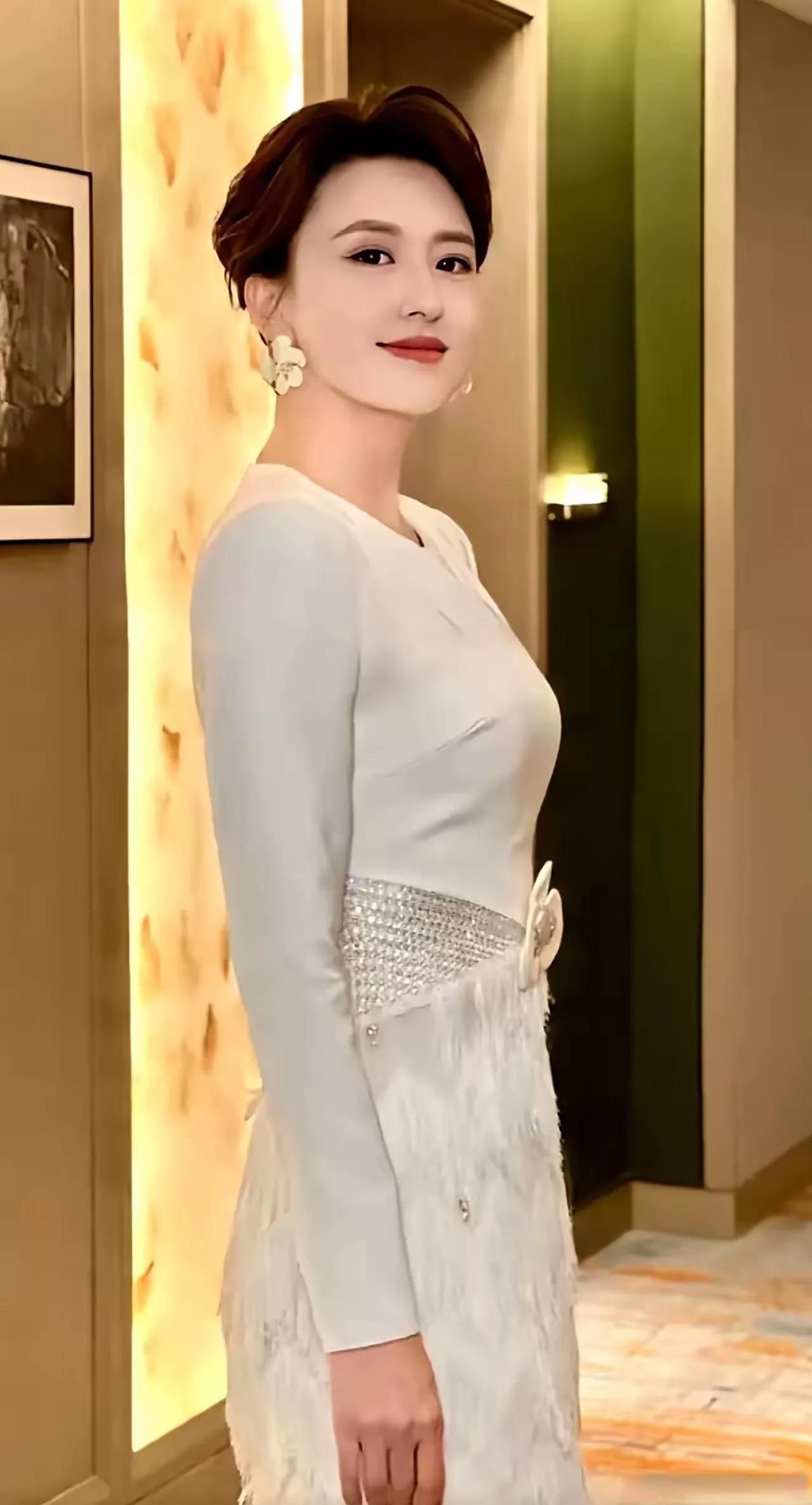 她才貌俱佳，为何得不到重用。
从主持人大赛出道以来，一直看好她。
从她主持过的《