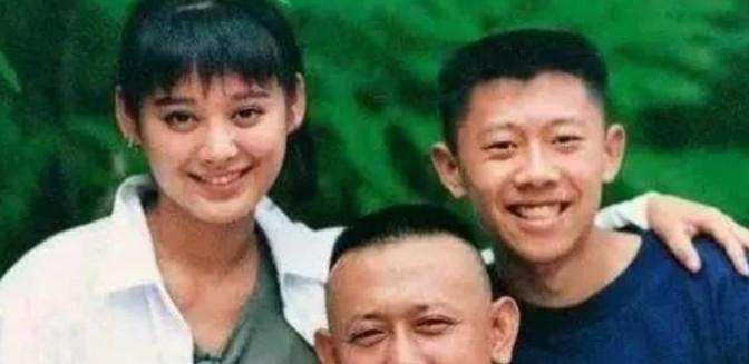1993年，宁静偷偷与姜文交往，刘晓庆找到宁静说：姜文是我的男人，以后请离他远点