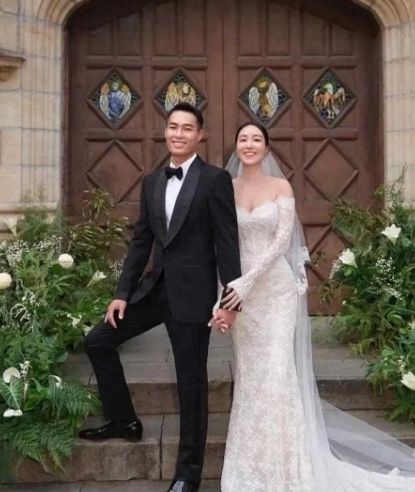 42岁杨祐宁三度当爸！模特太太素颜手抚巨肚状态佳，目标生足四个
