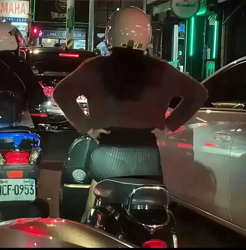 晚上开车，一定要开远光灯，这样看的更清楚。