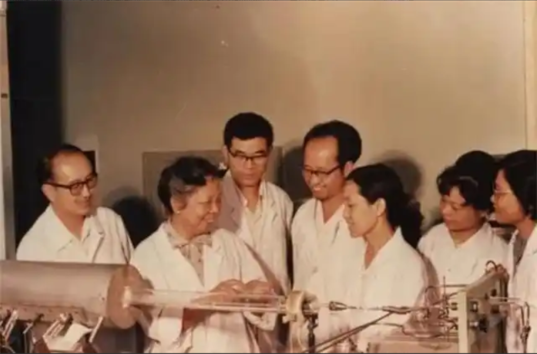 1957年，中国一名女子回国时，竟被美国海关拦住，所行的行李箱被来回检查了两个小
