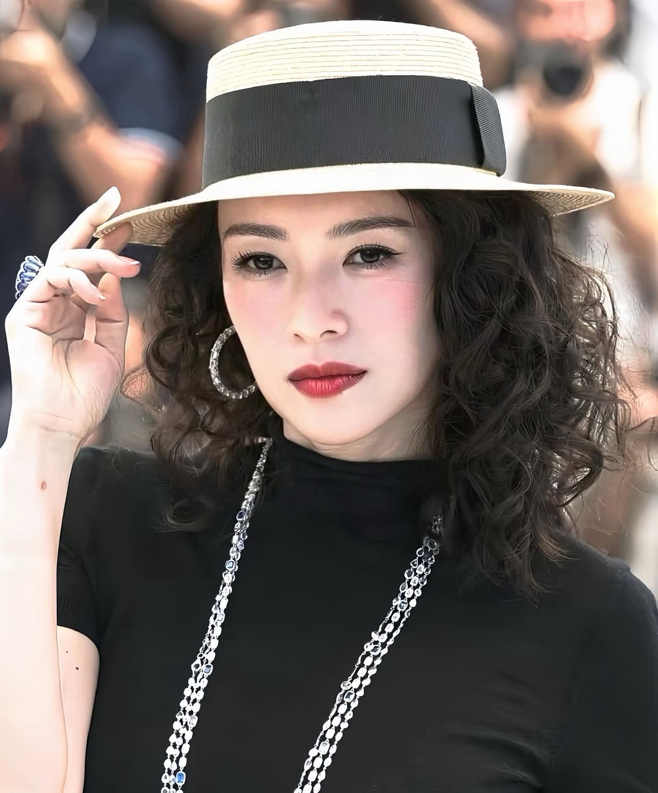 真替章子怡捏一把汗
虽然主演的《酱园弄》定档了
但是有个坏消息等着她，那就是她看