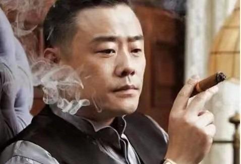 人不能太狂！周立波在巅峰时期，年收入能高达6000万，走到哪儿都是灯光闪烁，那时