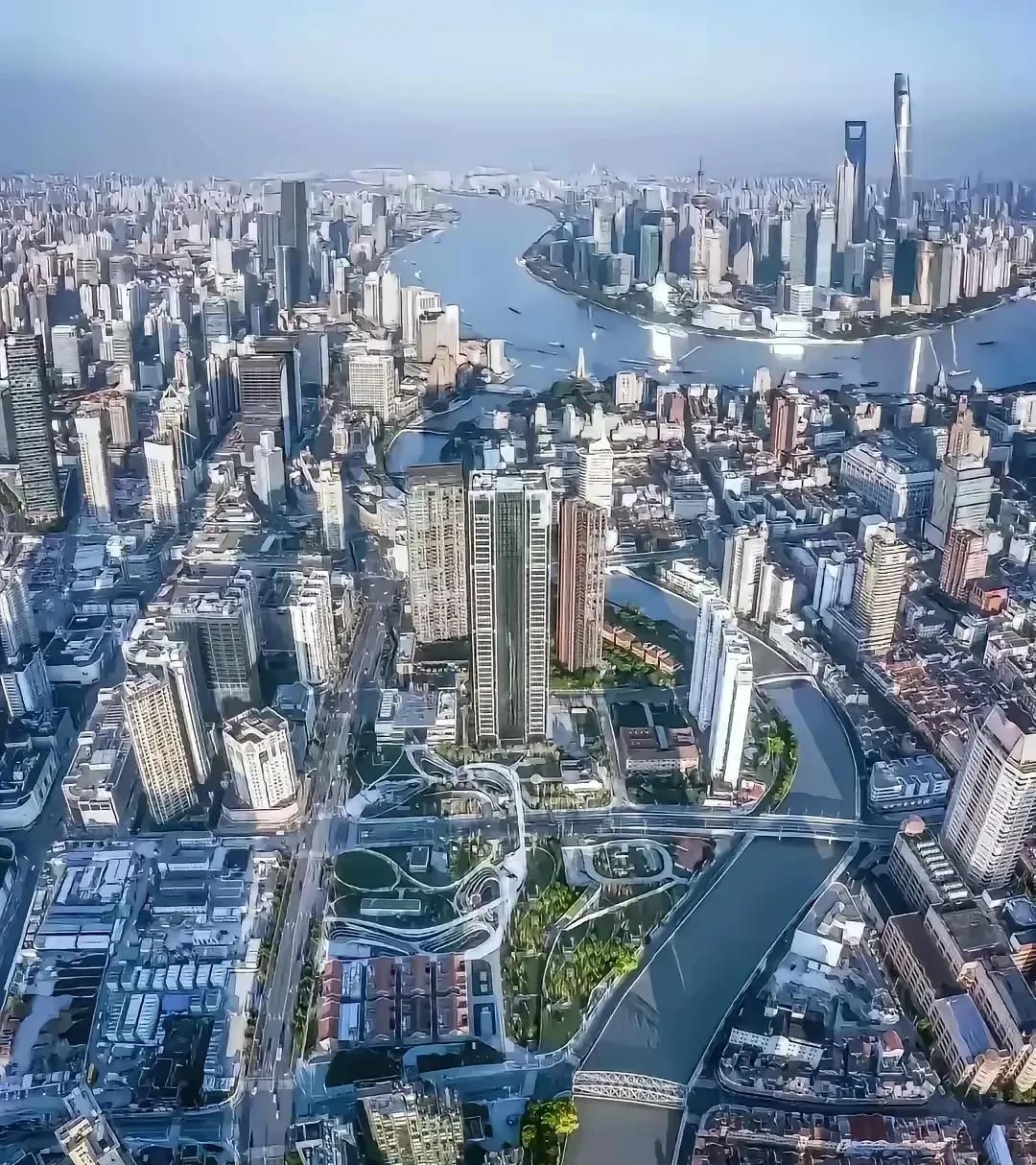 上海，漂亮的真是 360 度无死角的城市，干净整洁，现代活力，超前的规划功不可没