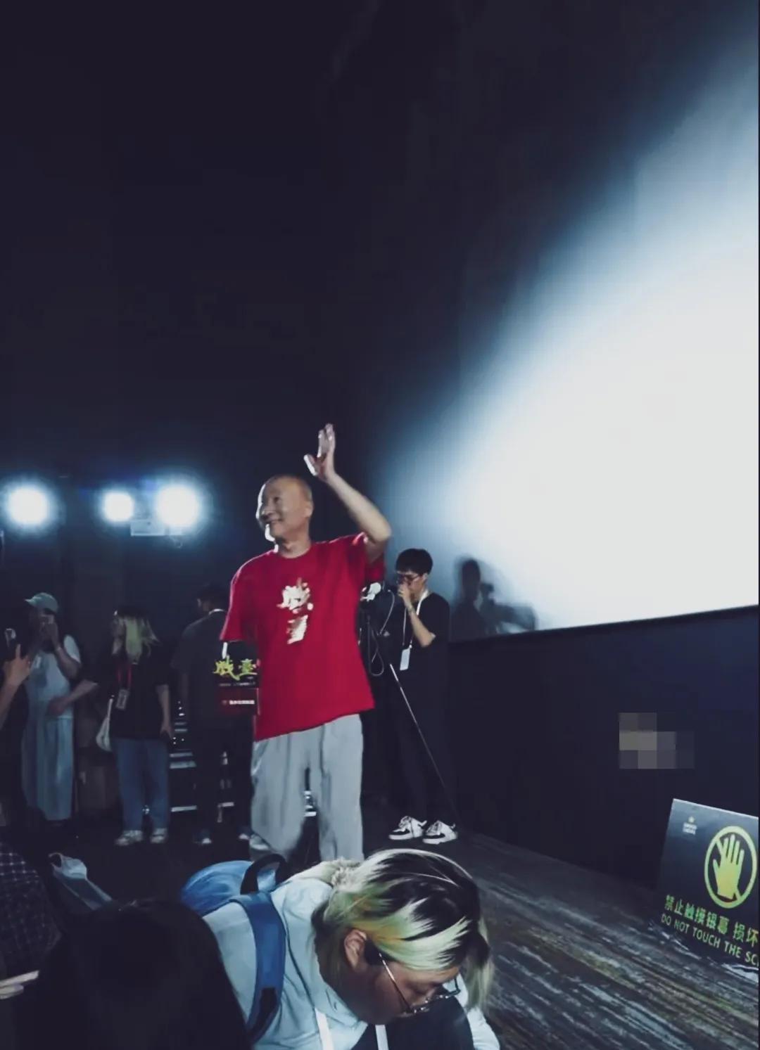 陈佩斯老爷子状态真好！没有大多数老年人的臃肿身材，走起路来步履矫健要不是留着山羊
